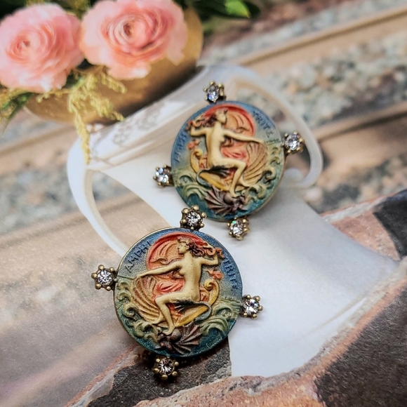 Elegant Art Nouveau Alluring Lady Crystal Crystal Embellished Gold Earrings - Picture 8 of 13